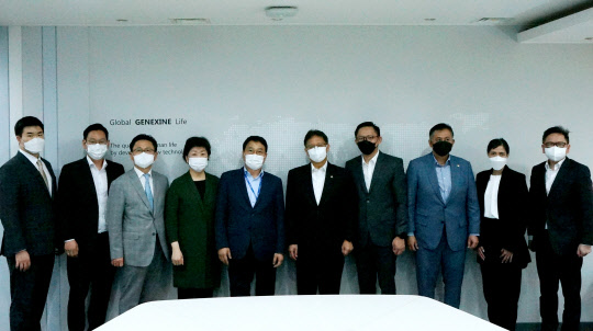 24일 경기도 성남시 제넥신 본사에서 참석자들이 기념사진을 촬영하고 있다. (왼쪽 다섯번째부터 성영철 제넥신 회장, 부디 구나디 사디킨 인도네시아 보건부 장관) 제넥신 제공